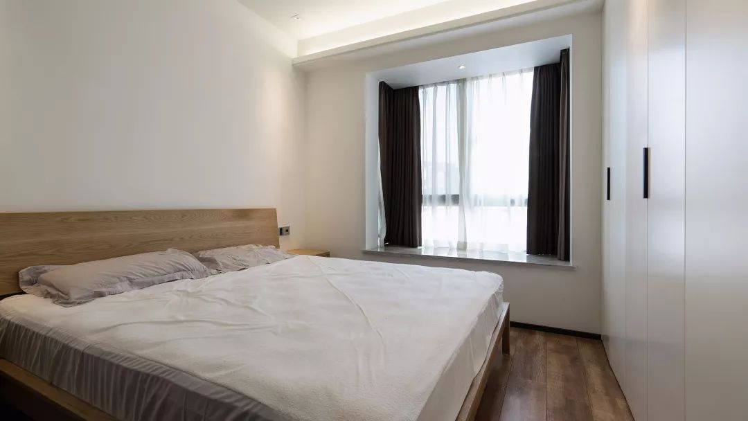 120㎡現(xiàn)代簡約，電視墻裝成收納柜，簡潔又大方！