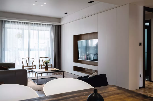120㎡現(xiàn)代簡約，電視墻裝成收納，美觀簡潔而大方